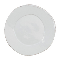Light grey dinner plate made of stoneware.