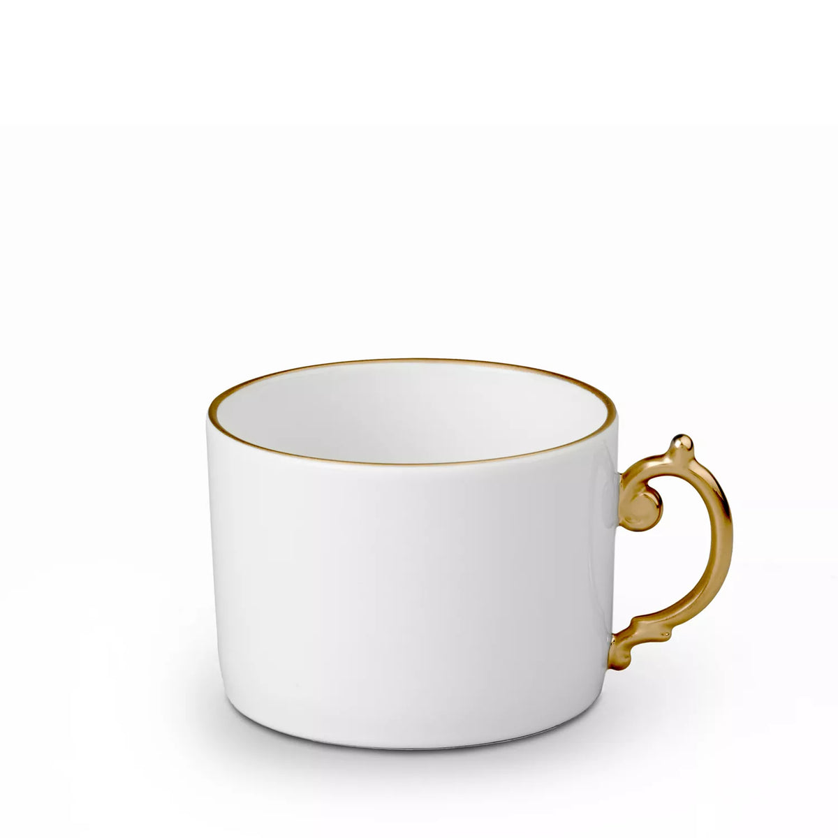 L’Objet Aegean Filet Gold dinnerware teacup with an ornate 24k gold handle and a gold-rimmed edge.