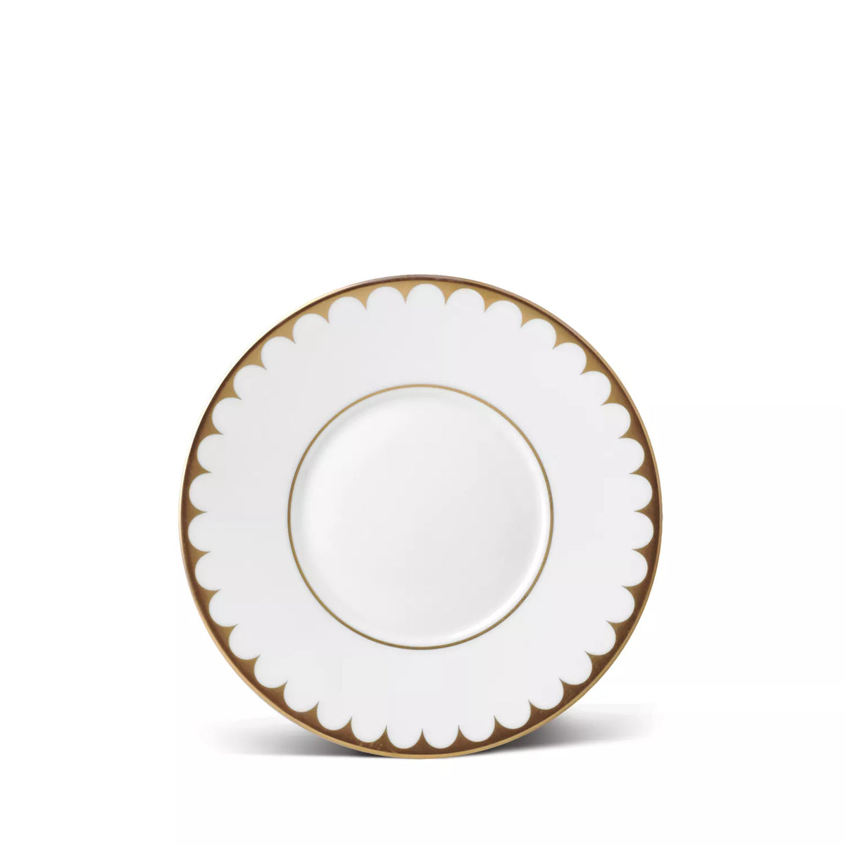 L’Objet Aegean Filet Gold dinner plate in white fine porcelain with a gold-rimmed center and a scalloped border.