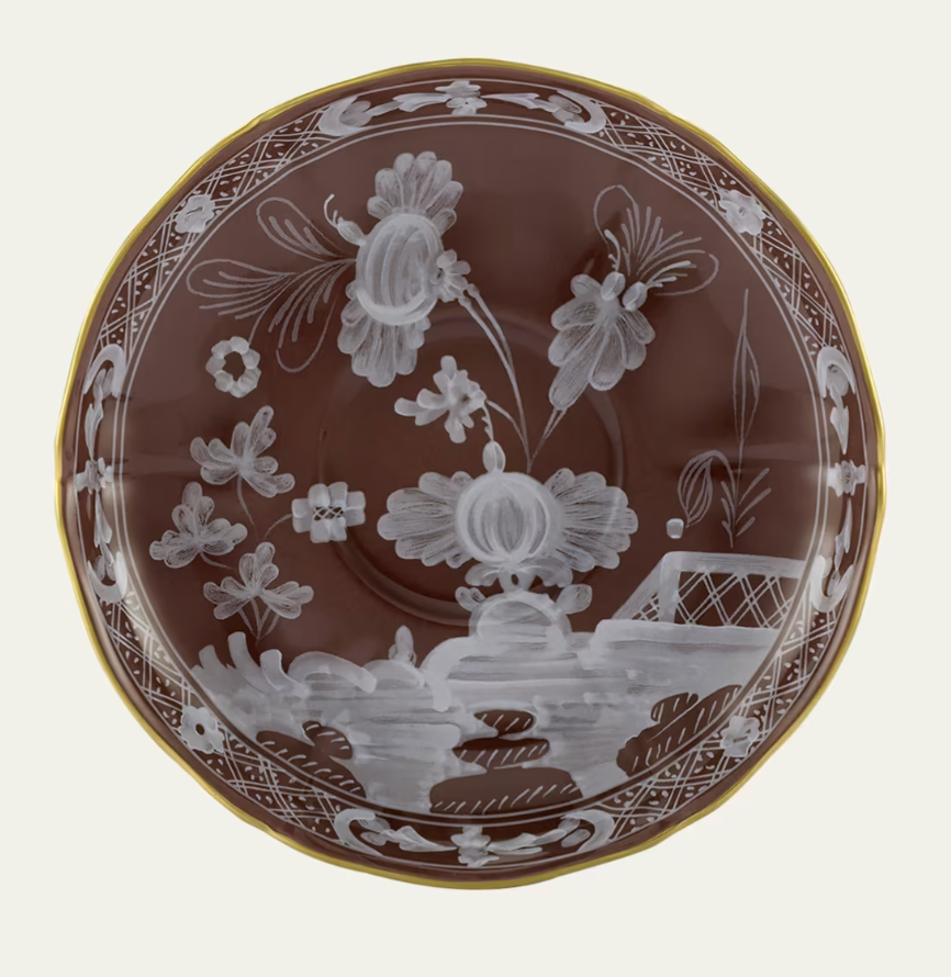 A round brown porcelain plate from the Ginori 1735 Oriente Italiano Castagna collection, adorned with white floral and fence motifs, a gold rim, and intricate border detailing, proudly Made in Italy.