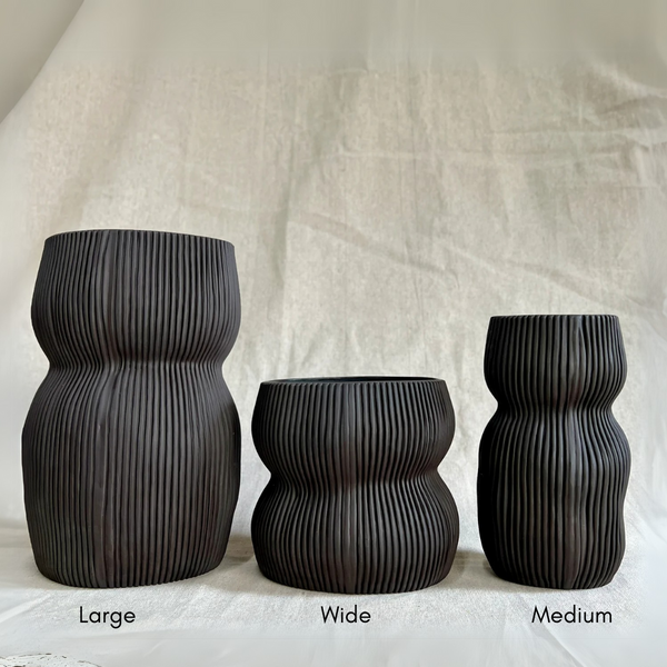 Curvy Oval Vase Black