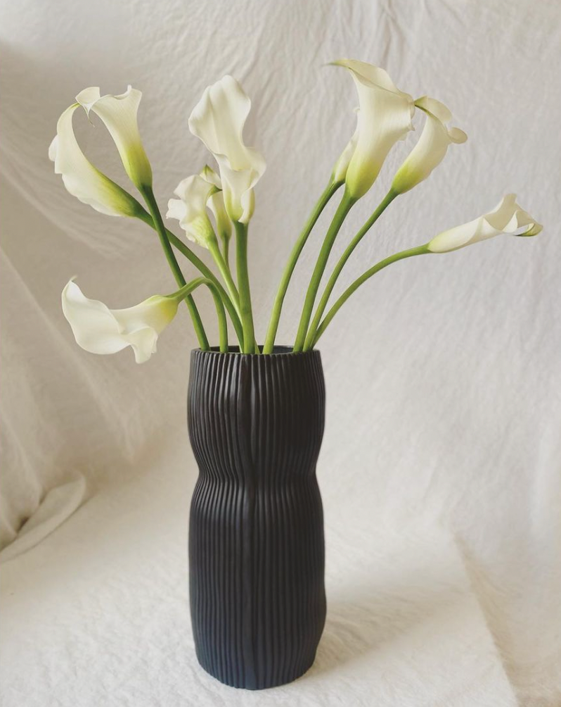 Curvy Round Vase Black