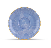 The Oriente Italiano Pervinca Dinner Plate by Ginori 1735 features a round blue design with white floral patterns and an elegant 24-karat gold trim, displayed from above on a white background.