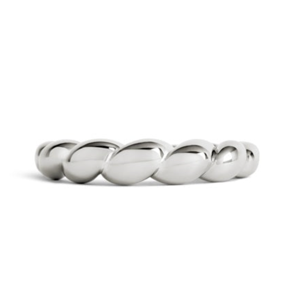 Jessica McCormack Shell Napkin Ring Set of4 - Platinum metallic napkin ring with a twisted, rope-like design, presented in a luxury gift box.