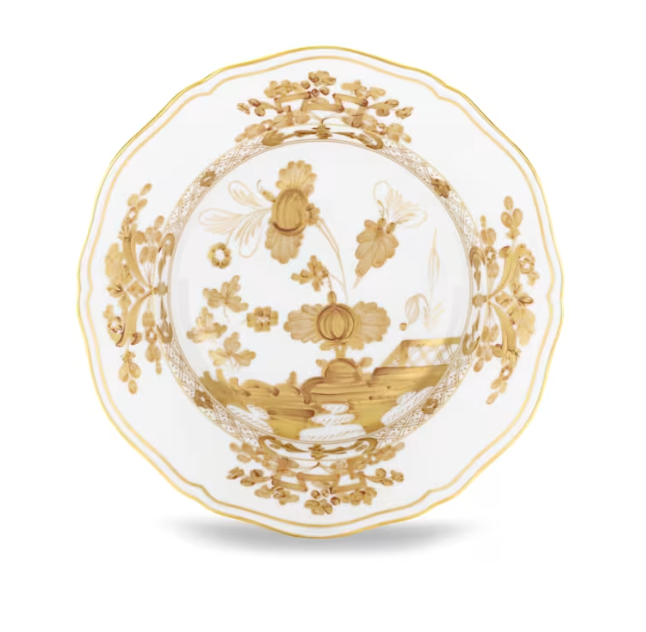 The Oriente Italiano Aurum plate by Ginori 1735 features a white porcelain base adorned with ornate gold floral patterns, a scalloped edge, hand-painted borders, intricate detailing, and a reflective finish.