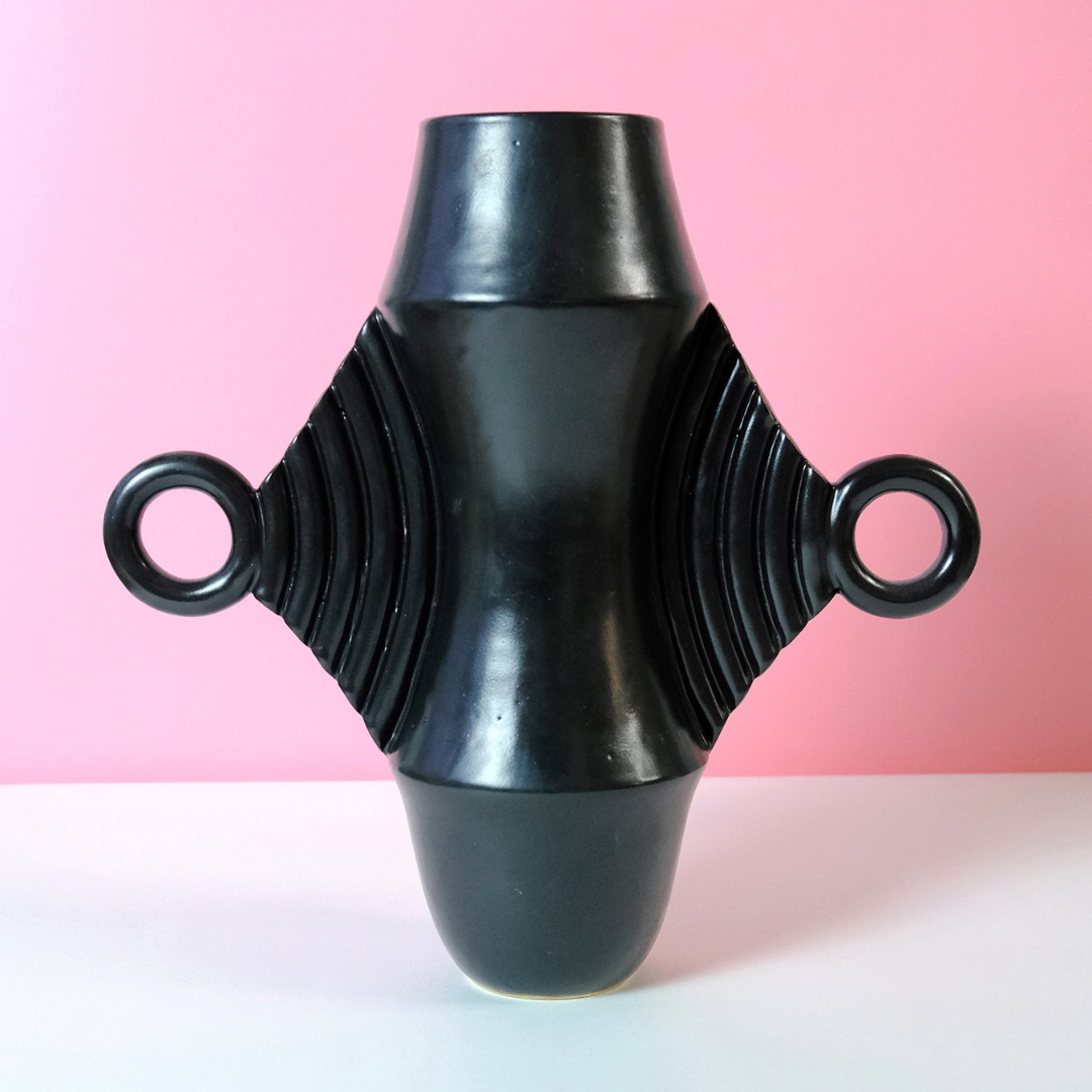 Dune Vase in satin black. 
