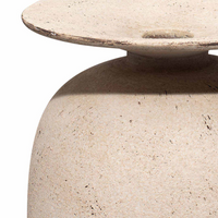 Plateau vase in cream. 